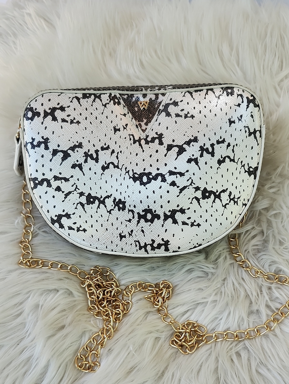 KELLY WYNNE LEATHER CROSSBODY BAG